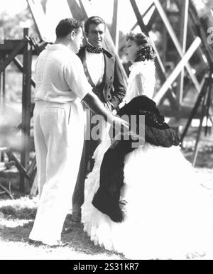 CAMILLE DIRECTOR GEORGE CUKOR WITH ROBERT TAYLOR AND GRETA GARBO PICTURE FROM THE RONALD GRANT ARCHIVE AN MGM FILM CAMILLE     Date: 1936 Stock Photo