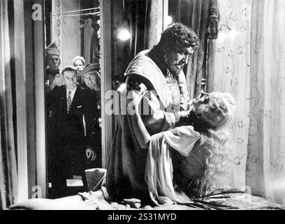 A DOUBLE LIFE RONALD COLMAN AND SIGNE HASSO PICTURE FROM THE RONALD GRANT ARCHIVE A KANIN PRODUCTION A DOUBLE LIFE RONALD COLMAN AND SIGNE HASSO A KANIN PRODUCTION     Date: 1947 Stock Photo