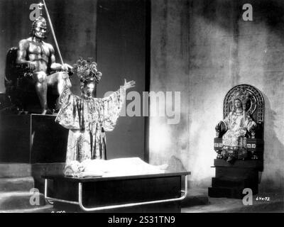 THE MASK OF FU MANCHU BORIS KARLOFF, KAREN MORLEY, MYRNA LOY     Date: 1932 Stock Photo