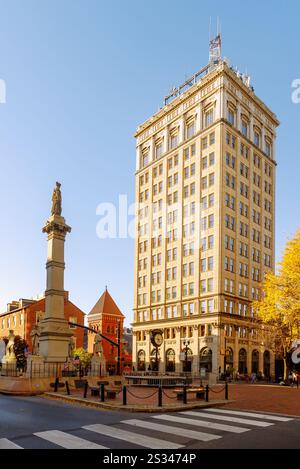 Penn Square with Soldiers and Sailors Monument, Central Market and the historic Watt & Shand Building (Marriott Hotel) in Historic Downtown in Lancast Stock Photo