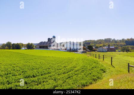 view of farms, Pennsylvania Dutch country, Lancaster County, PA, USA ...