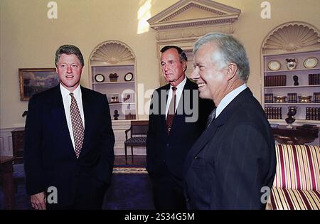 U.S. President Bill Clinton talking with former U.S. Presidents George H.W. Bush and Jimmy Carter, Oval Office, White House, Washington D.C., USA, Bob McNeely, White House Photograph Office, September 13, 1993 Stock Photo