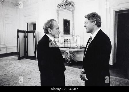 U.S. President Bill Clinton meeting with former U.S. President Richard Nixon, White House, Washington, D.C., USA, Bob McNeely, White House Photograph Office, March 8, 1993 Stock Photo