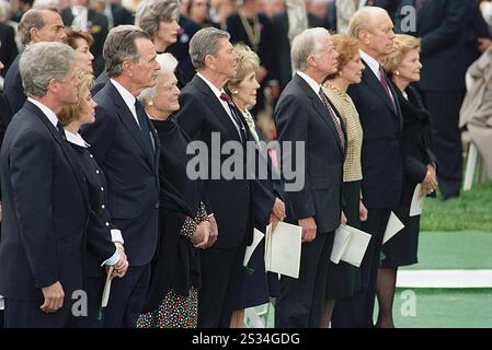 U.S. President Bill Clinton and U.S. First Lady Hillary Rodham Clinton (both far left) attending funeral of former U.S. President Richard Nixon with former U.S. Presidents (l-r) George H.W. Bush, Ronald Reagan, Jimmy Carter, Gerald Ford and former U.S. First Ladies (l-r) Barbara Bush, Nancy Reagan, Rosalynn Carter, Betty Ford, Yorba Linda, California, USA, Barbara Kinney, White House Photograph Office, April 27, 1994 Stock Photo