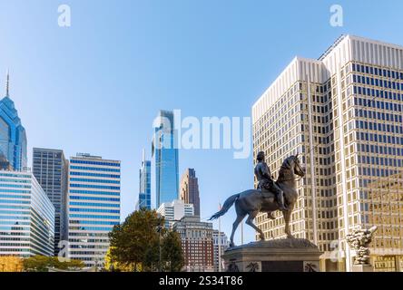 Equestrian statue of General George McClellan on JFK Boulevard and view of skyscrapers One Liberty Building, Comcast Center and Center Municipal Servi Stock Photo