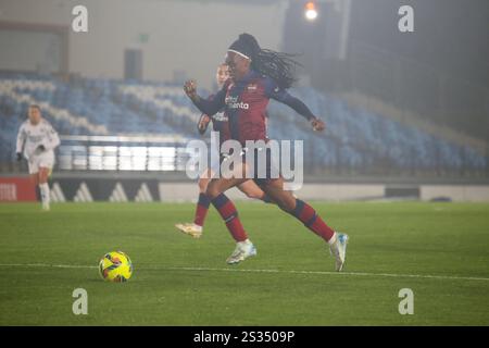 Hortaleza, Spain, 08th January, 2025: Levante UD's player Ivonne Chacón (24) runs with the ball during the 8th Round of the 2024-25 Liga F between Real Madrid CF and Levante UD on 08 January 2025 at Estadio Alfredo Di Stéfano in Hortaleza, Spain. Credit: Alberto Brevers / Alamy Live News. Stock Photo