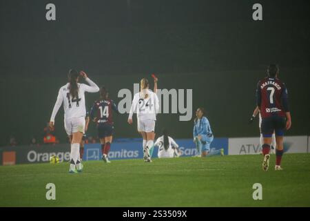 Hortaleza, Spain, 08th January, 2025: The referee of the match expels Andrea Tarazona (1) during the 8th Round of the 2024-25 Liga F between Real Madrid CF and Levante UD, on 08 January 2025, at Estadio Alfredo Di Stéfano, in Hortaleza, Spain. Credit: Alberto Brevers / Alamy Live News. Stock Photo