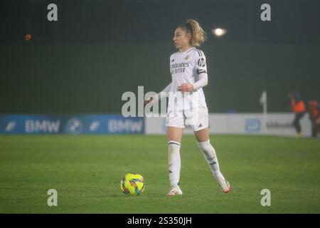 Hortaleza, Spain, 08th January, 2025: Real Madrid CF player Olga Carmona (7) with the ball during the 8th Round of the 2024-25 Liga F between Real Madrid CF and Levante UD on 08 January 2025 at Estadio Alfredo Di Stéfano in Hortaleza, Spain. Credit: Alberto Brevers / Alamy Live News. Stock Photo