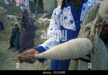 a Women is spin wool in the town and Oasis of Farafra in the Libyan or western Desert of Egypt in North Africa.   Egypt, Farafra, march, 2000 Stock Photo