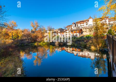 Autumn colors on Blackbird island Park along the Wenatchee River at the town of Leavenworth, a Bavarian themed village in the Cascade Mountains. Stock Photo