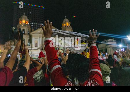 Quezon City, Quezon, Philippines. 10th Jan, 2025. A devotee raises his white towels while praying the ''Our Father' (Credit Image: © Kenosis Yap/ZUMA Press Wire) EDITORIAL USAGE ONLY! Not for Commercial USAGE! Stock Photo