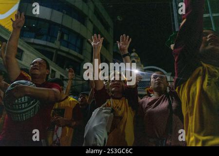 Quezon City, Quezon, Philippines. 10th Jan, 2025. Devotees sing and pray the ''Our Father'' after the Black Nazarene arrives at Quiapo Church. (Credit Image: © Kenosis Yap/ZUMA Press Wire) EDITORIAL USAGE ONLY! Not for Commercial USAGE! Stock Photo