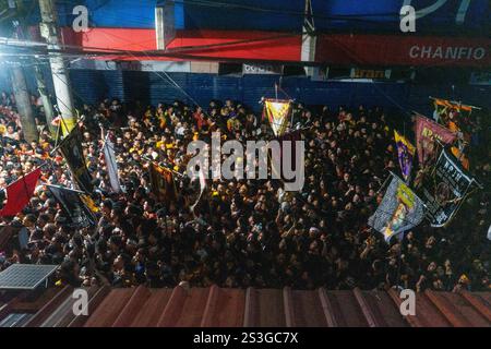 Quezon City, Quezon, Philippines. 10th Jan, 2025. Devotees of the Black Nazarene prepare to march the last leg of the procession after 20 hours. (Credit Image: © Kenosis Yap/ZUMA Press Wire) EDITORIAL USAGE ONLY! Not for Commercial USAGE! Stock Photo