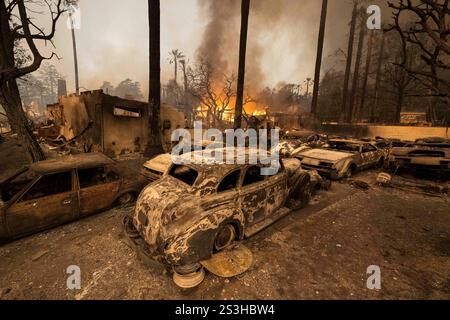 Altadena, United States. 08th Jan, 2025. Remnants of a house and cars after being wiped out by the Eaton Fire. The Eaton Firere in Altadena has forced the evacuations of over 1000, 000 residents and has confirmed taken the lives of 5 individuals. the fire driven by santa ana winds currently sits at 10, 000 acres with 0% containment. Credit: SOPA Images Limited/Ģ����ý Live News Stock Photo