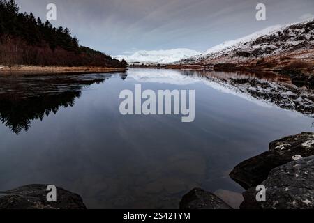 Llyn Mymbyr and Snowdon mountain in winter, Snowdonia, North Wales Stock Photo