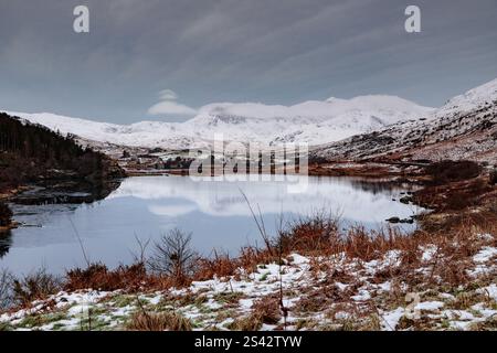 Llyn Mymbyr and Snowdon mountain in winter, Snowdonia, North Wales Stock Photo