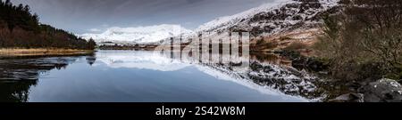 Llyn Mymbyr and Snowdon mountain in winter, Snowdonia, North Wales Stock Photo