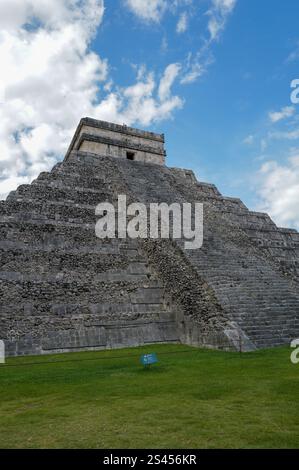 Iconic ancient Mayan religious ruins of Chichén-Itzá in the heart of ...