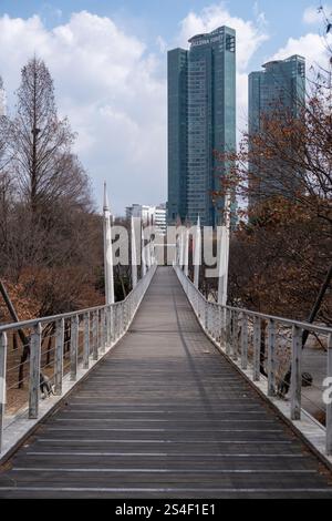 Seoul, South Korea - 20 March 2024:   Seoul Forest Pedestrian Bridge with winter to early spring landscape. Stock Photo