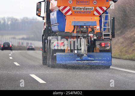 Glaette auf der Autobahn A8 bei Holzkirchen bei Muenchen am 17.02.2026 ...