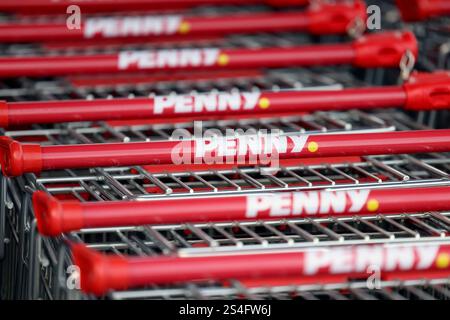 Das Logo von Penny an Einkaufswagen bei einem Markt in Siegen. Penny Logo am 12.01.2025 in Siegen/Deutschland. *** The Penny logo on shopping carts at a store in Siegen Penny logo on 12 01 2025 in Siegen Germany Stock Photo