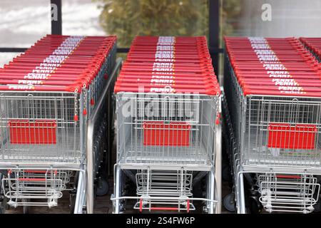 Das Logo von Penny an Einkaufswagen bei einem Markt in Siegen. Penny Logo am 12.01.2025 in Siegen/Deutschland. Stock Photo