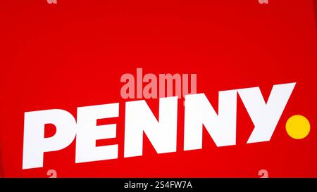 Das Logo von Penny an einem Markt in Siegen. Penny Logo am 12.01.2025 in Siegen/Deutschland. Stock Photo