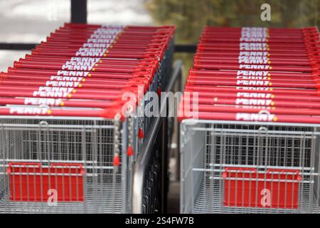 Das Logo von Penny an Einkaufswagen bei einem Markt in Siegen. Penny Logo am 12.01.2025 in Siegen/Deutschland. Stock Photo