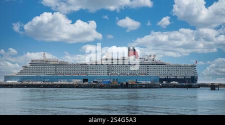 Queen Elizabeth Cunard Cruise ship Docked at Canada Place Vancouver, British Columbia. Queen Elizabeth Luxury ship. July 20,2022 Stock Photo