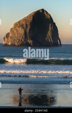 Throwing a rock into the ocean, Kiwanda Beach, Oregon. Stock Photo