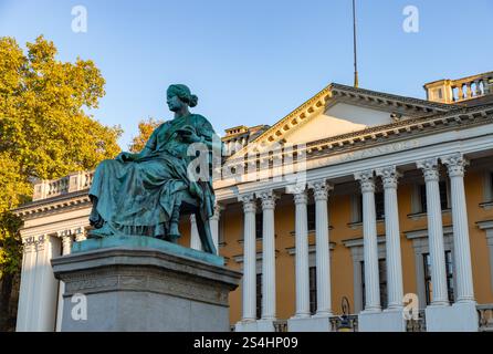 Edificio De La Biblioteca Raczynski En Freedom Square Plac Wolnosci En