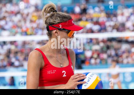 August 07, 2024: Tania Moreno of Spain gets ready to serve in the Women's Beach Volleyball Quarterfinal match between Canada and Spain held at Eiffel Tower Stadium during the Paris 2024 Olympic Summer Games in Paris, France. Daniel Lea/CSM. Stock Photo