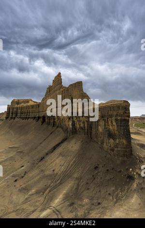 Moody clouds loom over the rugged Caineville Mesa in Utah, USA, highlighting the dramatic landscape and striking rock formations in this natural wonde Stock Photo