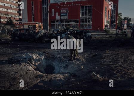 Adrien Vautier/Le Pictorium - War in, Ukraine. 17th Aug, 2024. Ukraine/Sumy - A bombing hit the parking lot of a building around 6 a.m. Sumy, August 17, 2024. Credit: LE PICTORIUM/Ģ����ý Live News Stock Photo