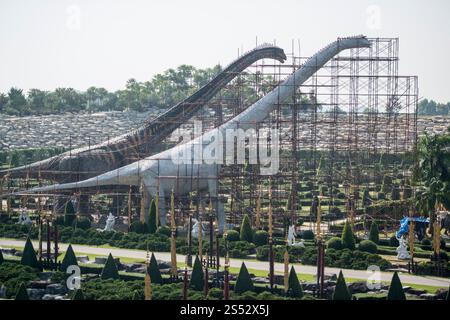 construction of two new dinosaur at the Dinosaur Park near the city of Pattaya in the Provinz Chonburi in Thailand.  Thailand, Pattaya, November, 2018 Stock Photo