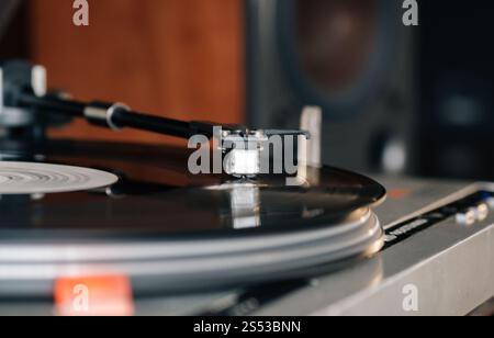 Close-up of a cartridge head on a vinyl record, analog retro music, vinyl disc collecting, vintage equipment Stock Photo