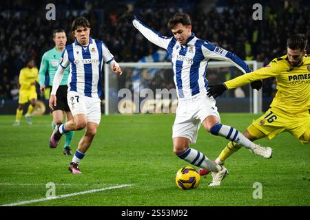 Donostia / San Sebastián, Gipuzkoa, Spain - 13th January 2025: Martin Zubimendi contesting for the ball with Alex Baena in Real Sociedad vs Villarreal match, part of Spain's LaLiga EA SPORTS, held at Reale Arena Stadium. Credit: Rubén Gil/Alamy Live News. Stock Photo