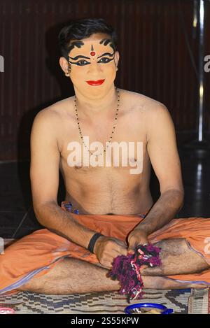 Kathakali dancer applying make-up in preparation for his performance, Kochi, Kerala, South India, India, Asia, A man with vivid face paint and traditi Stock Photo