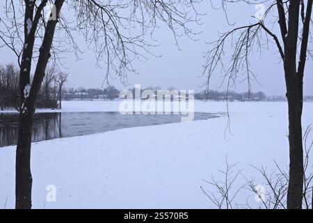 Non Exclusive: View of  Rivière des Prairies river. This weekend, the thermometer reached as low as -7 degrees Celsius, a much more pleasant temperatu Stock Photo
