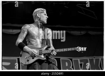 WES BORLAND, LIMP BIZKIT, YOUNG, READING FESTIVAL, 2000: Wes Borland lead guitarist from the American nu-metal pioneers Limp Bizkit playing the Main Stage at at Reading Festival, Reading, UK on 25 August 2000. Photo: Rob Watkins. INFO: Limp Bizkit is an American nu-metal band formed in 1994, known for their fusion of rap, rock, and heavy riffs. Fronted by Fred Durst, they achieved massive success with hits like 'Rollin'' and Significant Other, defining the nu-metal era. Stock Photo