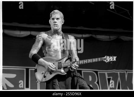 WES BORLAND, LIMP BIZKIT, YOUNG, READING FESTIVAL, 2000: Wes Borland lead guitarist from the American nu-metal pioneers Limp Bizkit playing the Main Stage at at Reading Festival, Reading, UK on 25 August 2000. Photo: Rob Watkins. INFO: Limp Bizkit is an American nu-metal band formed in 1994, known for their fusion of rap, rock, and heavy riffs. Fronted by Fred Durst, they achieved massive success with hits like 'Rollin'' and Significant Other, defining the nu-metal era. Stock Photo