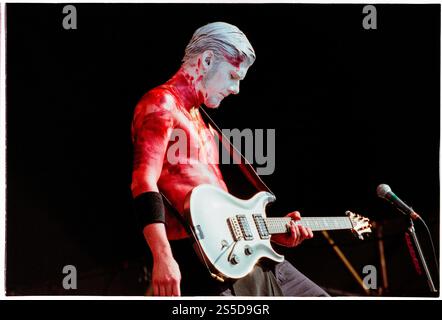 WES BORLAND, LIMP BIZKIT, YOUNG, READING FESTIVAL, 2000: Wes Borland lead guitarist from the American nu-metal pioneers Limp Bizkit playing the Main Stage at at Reading Festival, Reading, UK on 25 August 2000. Photo: Rob Watkins. INFO: Limp Bizkit is an American nu-metal band formed in 1994, known for their fusion of rap, rock, and heavy riffs. Fronted by Fred Durst, they achieved massive success with hits like 'Rollin'' and Significant Other, defining the nu-metal era. Stock Photo