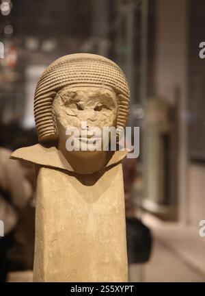 Incomplete statue of Iteti.Limestone. Old Kingdom, 4th Dynaty (2543-2435 BC). Giza, Eartern Cementery. Mastaba of Iteti )G 7391). Egypt. Egyptian Muse Stock Photo