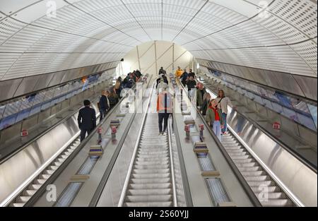 Concourse at Whitechapel Elizabeth Line station, London, UK Stock Photo ...