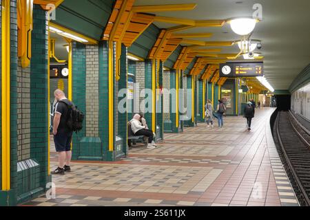 Berlin, U-Bahn, U8 Franz-Neumann-Platz, Stationsgestaltung von Rainer G. Rümmler // Berlin, Underground, U8 Franz-Neumann-Platz, Design by Rainer G. R Stock Photo