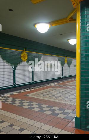 Berlin, U-Bahn, U8 Franz-Neumann-Platz, Stationsgestaltung von Rainer G. Rümmler // Berlin, Underground, U8 Franz-Neumann-Platz, Design by Rainer G. R Stock Photo