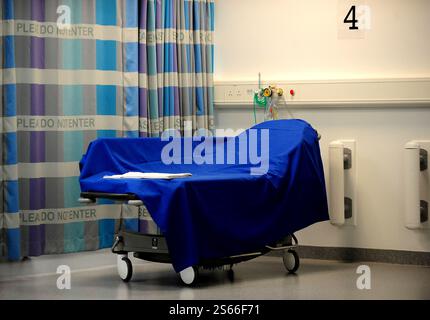 File photo dated 18/01/23 of an empty patient bed on an NHS hospital ward in England. Patients are dying in corridors and sometimes going undiscovered for hours, while sick people are being left to soil themselves, according to a damning report into the state of the NHS. The Royal College of Nursing (RCN) published new findings into what is going on in England's hospitals as staff try to manage the number of people needing care. Issue date: Thursday January 16, 2025. Stock Photo