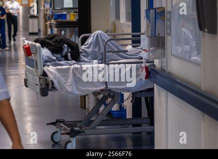 File photo dated 18/01/23 of a patient bed on an NHS hospital ward in England. Patients are dying in corridors and sometimes going undiscovered for hours, while sick people are being left to soil themselves, according to a damning report into the state of the NHS. The Royal College of Nursing (RCN) published new findings into what is going on in England's hospitals as staff try to manage the number of people needing care. Issue date: Thursday January 16, 2025. Stock Photo