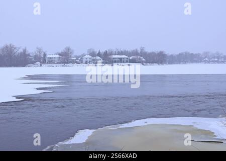 People Take Advantage of the Snowfall to Enjoy the Snow View of Riviere des Prairies river. This weekend, the thermometer reached as low as -7 degrees Celsius, a much more pleasant temperature compared to the -25 degrees recorded the previous week so persons took advantage of the break from the harsh winter temperatures to enjoy outdoor recreational activities on. on January 11, 2025 in Montreal, Canada. Montreal Quebec Canada Copyright: xHoracioxZamoraxRiosx Stock Photo