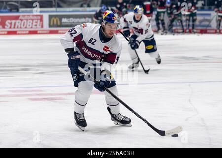 Chris DeSousa (EHC Red Bull Muenchen, #82) scheitert hier an Strauss ...